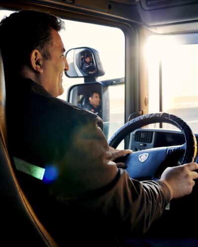 راننده حمل بین شهری شتابان شمال در حال حرکت از مبدا به مقصد