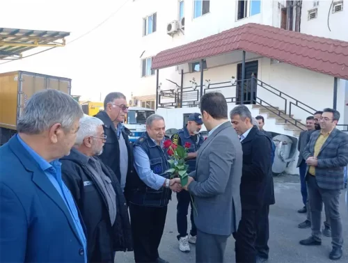 اهدای گل توسط جناب آقای جهانیان مدیر کل محترم راهداری استان مازندران به همکاران راننده شتابان شمال