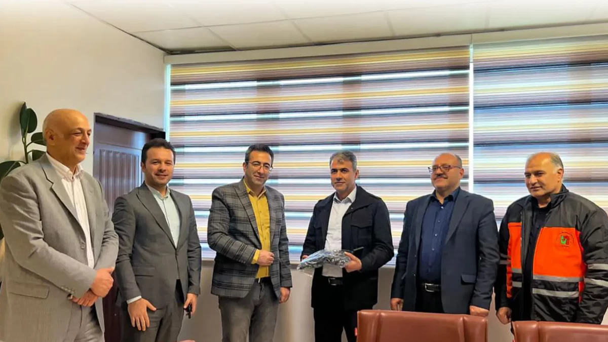 دریافت لوح تقدیر شرکت منتخب حمل و نقل استان مازندران